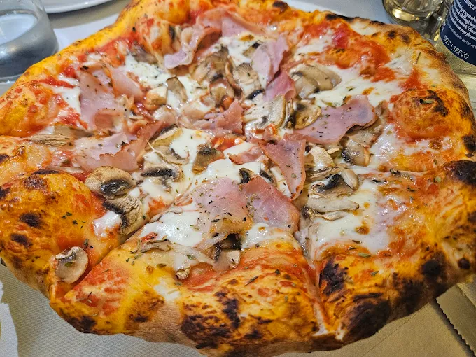 Pizza artesanal con jamón y champiñones