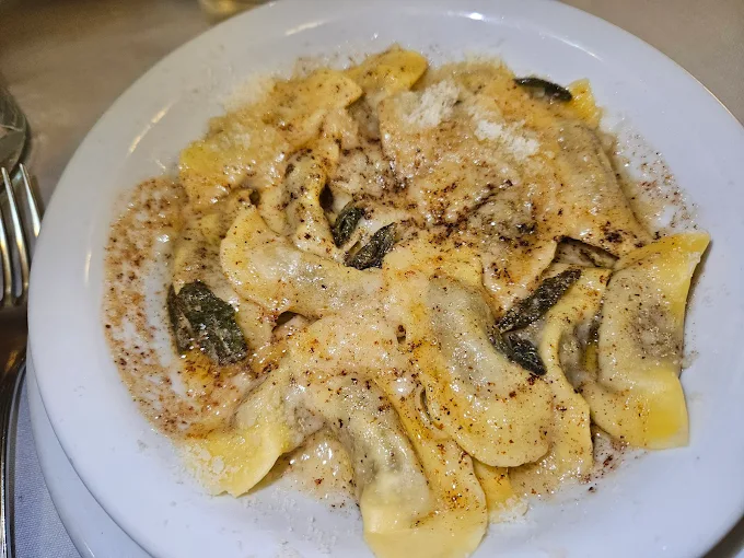 Ravioli caseros con mantequilla y salvia