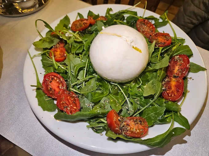Burrata con rúcula y tomates cherry
